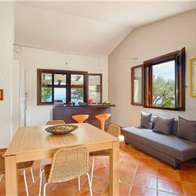 2 bedroom villa with jacuzzi & sea views, near Castellammare del Golfo, sleeps  4-5